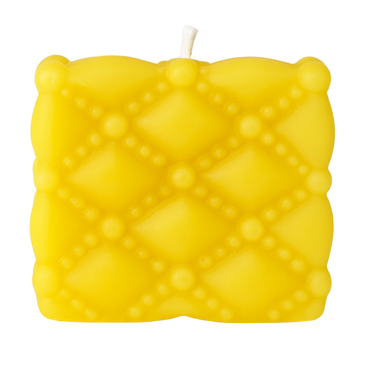 Square quilt box beeswax candle with diamond quilted pattern on white background – handmade, eco-friendly, pure beeswax.
