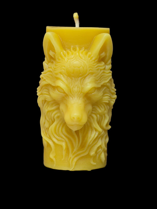 Handmade pure beeswax wolf head candle with detailed fur design and natural honey aroma. A bold gift for wildlife lovers.
